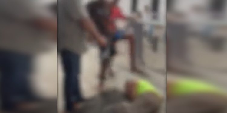 Estuprador que tentou arrastar mulher para trás de ônibus foi linchado. Veja vídeo