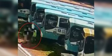 Mulher luta com estuprador que tentou arrastá-la para trás de ônibus. Veja vídeo
