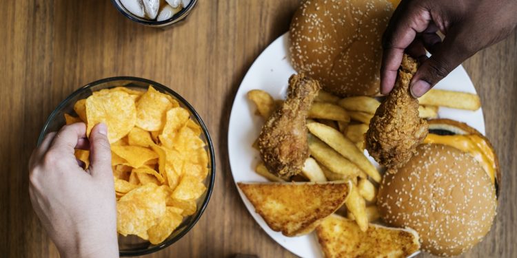 Ultraprocessados já ocupam 23% da dieta dos brasileiros, diz estudo