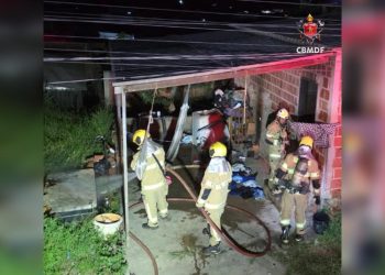 Homem incendeia casa da mãe após manter namorada em cárcere no local