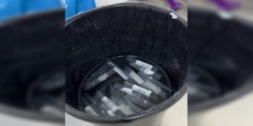 Sem estoque, hospital do DF reutiliza frascos de exame de urina. Veja vídeo