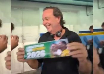 Petista aciona TSE após ex-ministro entregar adesivos de Flávio Bolsonaro