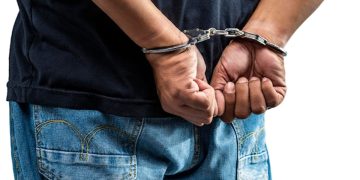 Juiz mantém preso homem que beijou mulher à força em Carnaval de rua