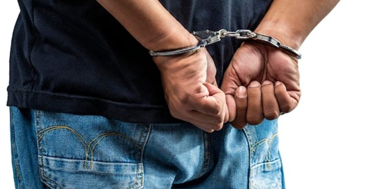 Juiz mantém preso homem que beijou mulher à força em Carnaval de rua