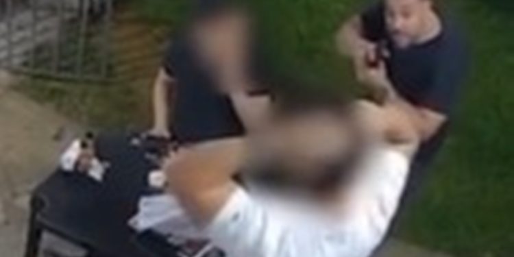 “Vocês são um casal?”: servidor da PF armado com pistola ameaça dupla. Veja vídeo