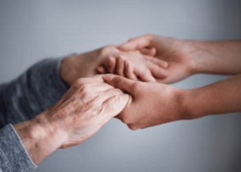 Mulher processa 9 irmãos para dividir cuidados da mãe com Alzheimer