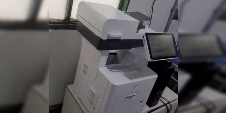 Servidora leva choque em impressora, bate a cabeça e tem convulsão. Veja vídeo