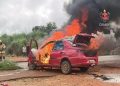 Incêndio destrói carro perto de ponte no DF e mobiliza bombeiros