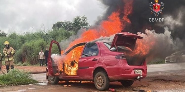 Incêndio destrói carro perto de ponte no DF e mobiliza bombeiros