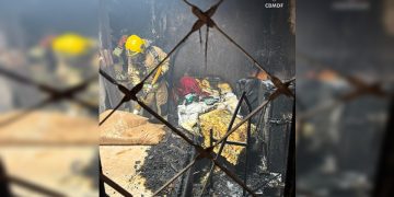 Incêndio destrói quarto de casa no DF e mobiliza bombeiros. Veja vídeo