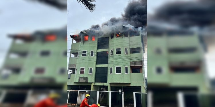 Prédio corre o risco de cair após ser consumido por fogo no Entorno