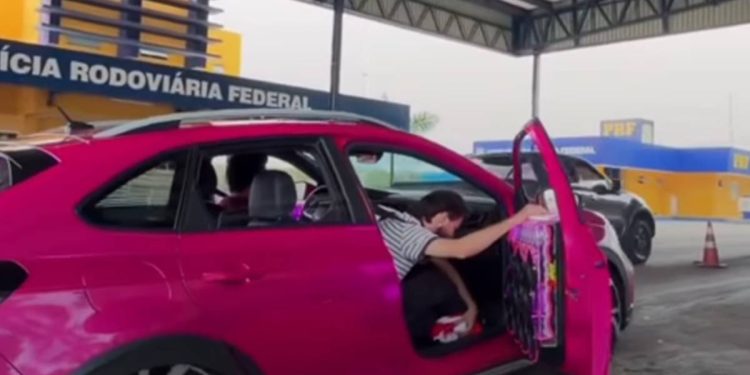 Carro usado em vídeo para provocar PRF com manobra ilegal é apreendido