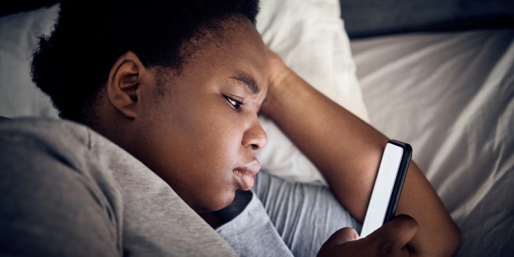 Idade da criança ao ganhar primeiro smartphone aumenta riscos à saúde