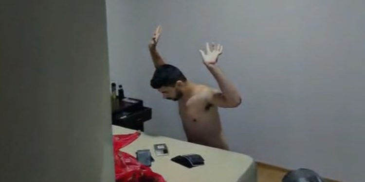 Polícia flagra “deputado fake” tentando destruir provas durante buscas. Veja vídeo