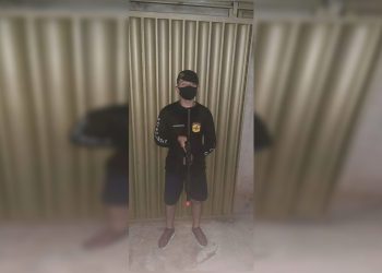 Policial fake é preso após posar com farda, boina, arma e… bermuda