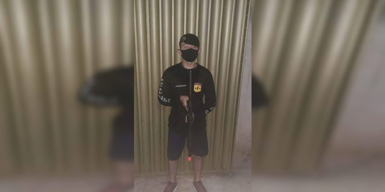 Policial fake é preso após posar com farda, boina, arma e… bermuda