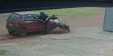 Ladrão é atropelado em assalto no DF, levanta e foge com moto roubada. Veja vídeo