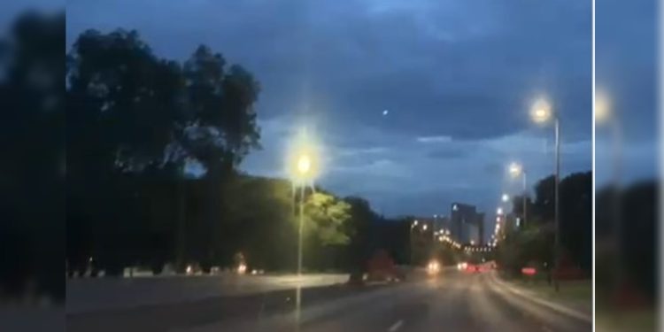 Pisca-pisca no Eixão: luzes de postes oscilam na principal via da Asa Norte. Veja vídeo