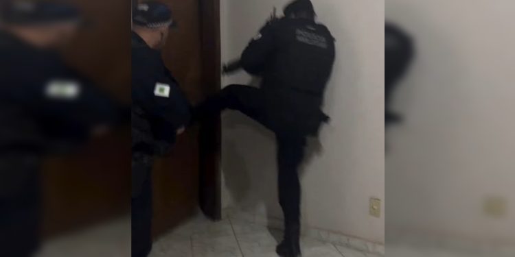 Homem armado rapta mulher em rua do DF e a estupra em apartamento. Veja vídeo