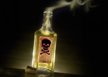 “Azar de cachorro que morrer”: mulher ameaça com veneno após achar xixi em roda. Ouça áudio