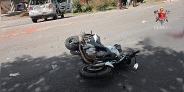 Colisão entre carro e moto deixa motociclista gravemente ferido no DF