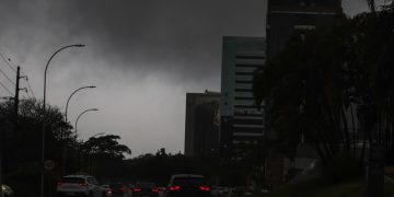 O dia virou noite: DF amanhece com névoa densa e temporal; veja fotos