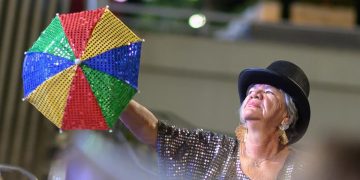 Folia para todos: pernambucana curte 1° Carnaval no DF aos 70 anos
