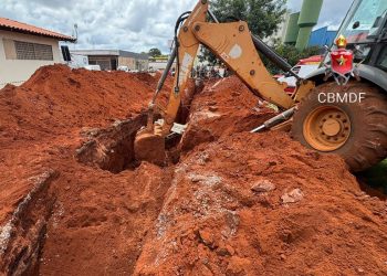Trabalhador é soterrado em obra no Ceasa e tem parada cardíaca revertida após 40 minutos. Veja vídeo