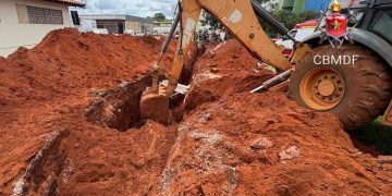 Trabalhador é soterrado em obra no Ceasa e tem parada cardíaca revertida após 40 minutos. Veja vídeo