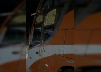 Após deixar 22 feridos, ônibus que tombou na Bahia é flagrado rodando. Veja vídeo