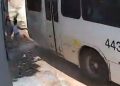 De pé em parada, mulher é atingida e derrubada por rabeira de ônibus. Veja vídeo