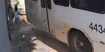 De pé em parada, mulher é atingida e derrubada por rabeira de ônibus. Veja vídeo
