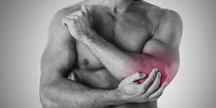 Neurologista explica por que você sente um choque ao bater o cotovelo