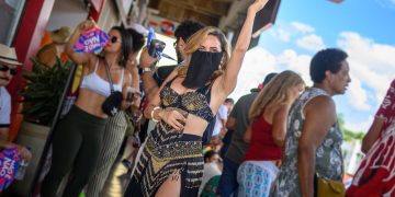 Sob calorão, Pacotão junta Meninas Superpoderosas, advogada odalisca e bruxa no DF. Vídeo