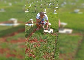 Pai de João Miguel deixa a Papuda e se despede do filho no cemitério. Veja vídeo