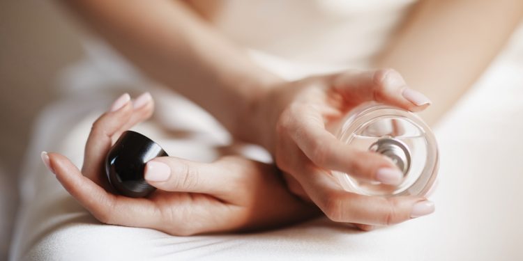 Perfume íntimo faz mal? Ginecologista esclarece os riscos do uso