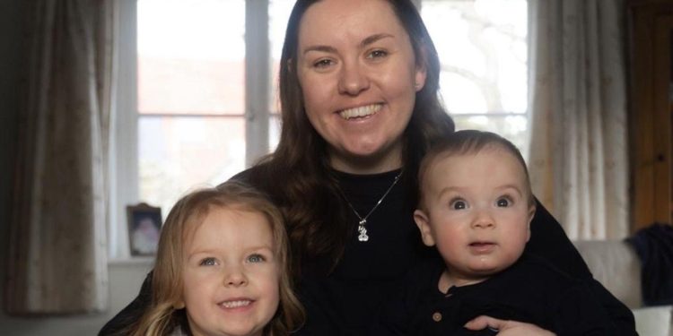 Mulher recebe diagnóstico de câncer incurável três meses após o parto