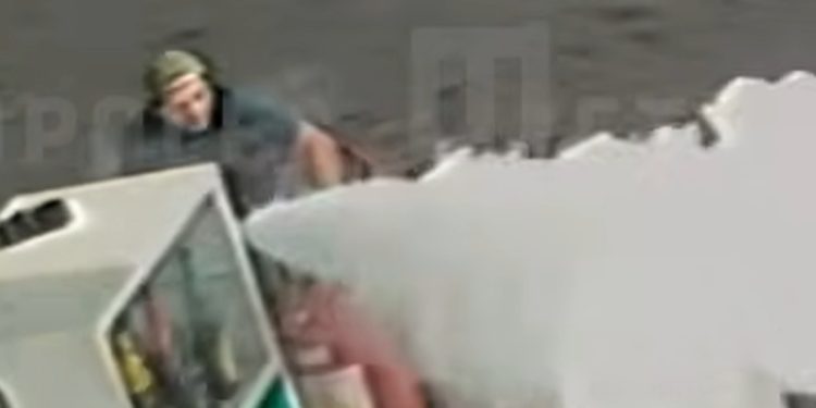 Playboys em Porsche e Jaguar tocam o terror em posto de gasolina do DF