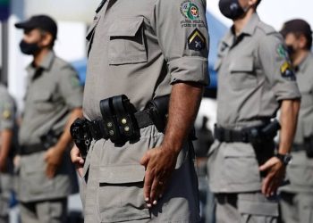 Mulher é condenada por xingar PMs e jogar cerveja em viatura