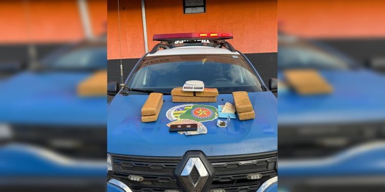 Homem que usava moto para fazer delivery de drogas é preso em Goiás