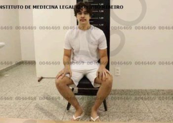 Foto mostra piloto que agrediu adolescente vestindo roupa de detento