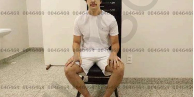 Foto mostra piloto que agrediu adolescente vestindo roupa de detento