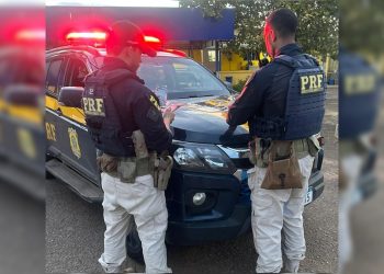 PRF apreende R$ 30 mil em notas falsas escondidas em painel de carro. Veja vídeo