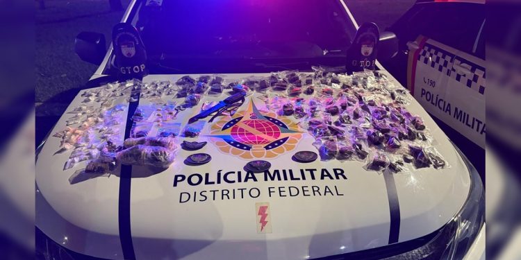 Homem tenta se passar por adolescente, mas acaba preso com drogas