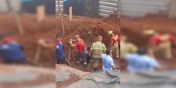 Quatro trabalhadores ficam soterrados em escavação de rede de esgoto