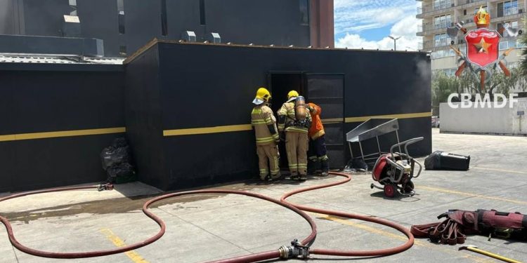 Churrascaria pega fogo e mais de 50 pessoas deixam local às pressas