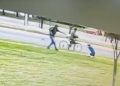 Jovem tem celular roubado por dupla em bicicleta na Asa Norte. Veja vídeo