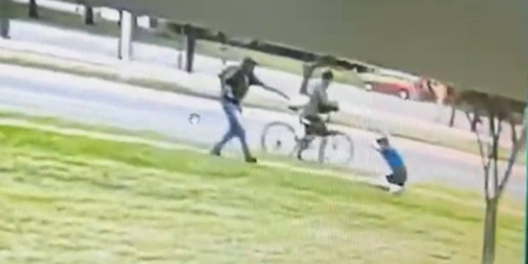 Jovem tem celular roubado por dupla em bicicleta na Asa Norte. Veja vídeo