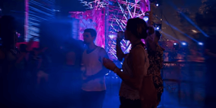 Cliente morde orelha e decepa dedo de segurança ao ser tirado de boate