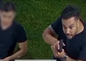 “São casal?”: Quem é e quanto ganha servidor da PF que apontou pistola para homem